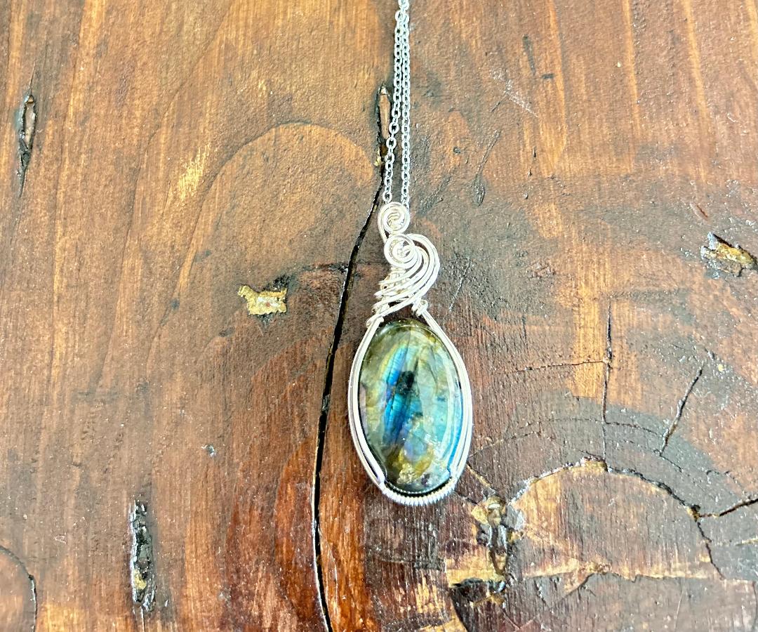 LABRADORITE PENDANT AND CHAIN NECKLACE