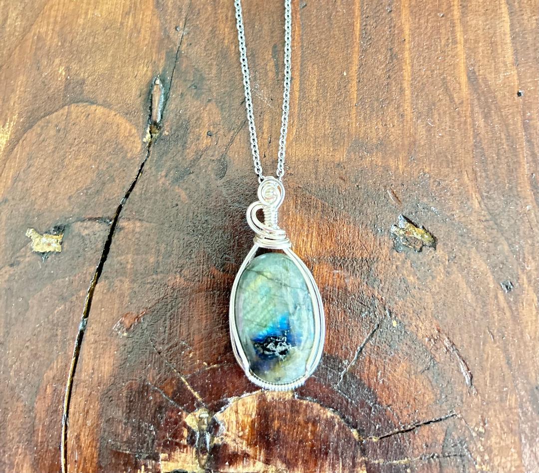 LABRADORITE PENDANT AND CHAIN NECKLACE