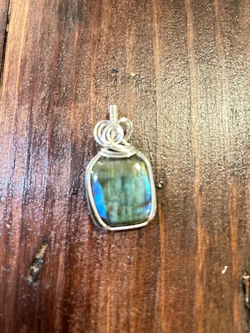 LABRADORITE PENDANT AND CHAIN NECKLACE